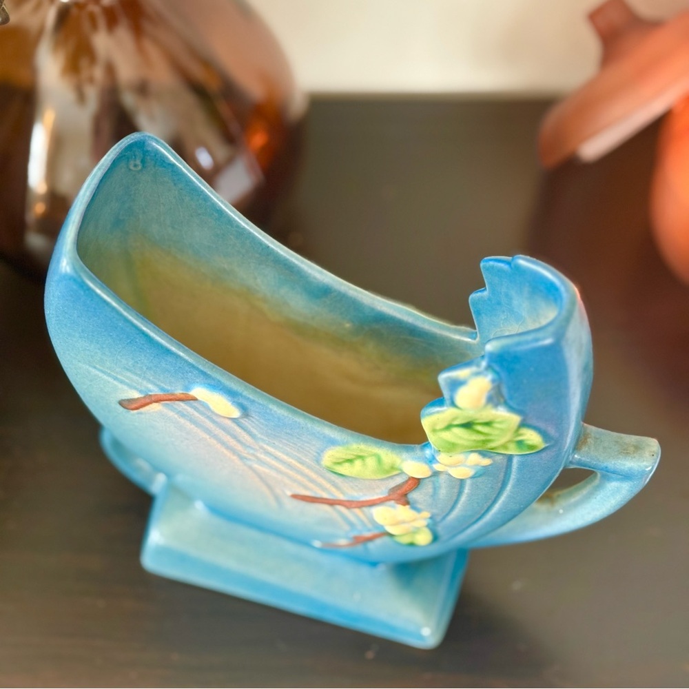 Roseville Snowberry Vase - Picture 5 of 7